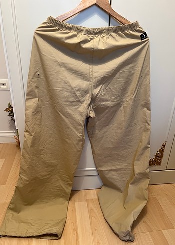 Bej-krem rengi orjinal converse bol kadın paraşüt pantolon - Görsel 2