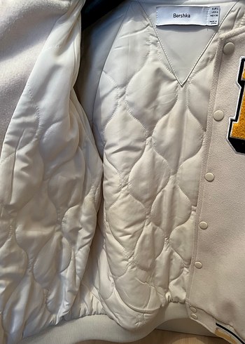 Beyaz Düğmeli Kadın Bomber Ceket Bershka - Görsel 3