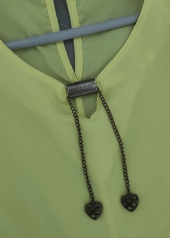 Zincir Detaylı Sarı V Yaka Kolsuz Bluz - Görsel 5