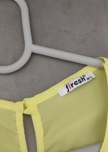 Zincir Detaylı Sarı V Yaka Kolsuz Bluz - Görsel 3