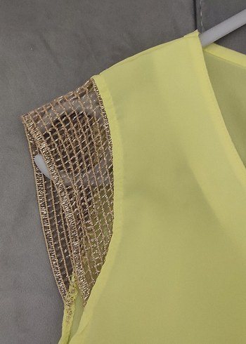 Zincir Detaylı Sarı V Yaka Kolsuz Bluz - Görsel 4