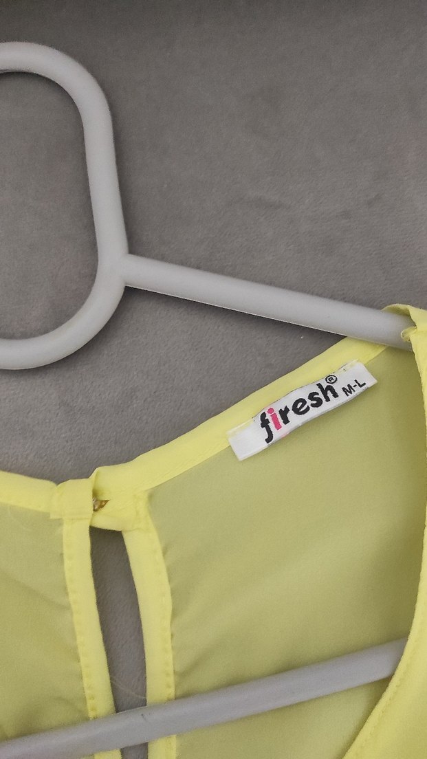 Zincir Detaylı Sarı V Yaka Kolsuz Bluz - Görsel 3