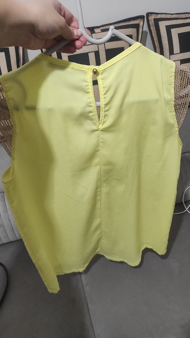 Zincir Detaylı Sarı V Yaka Kolsuz Bluz - Görsel 2