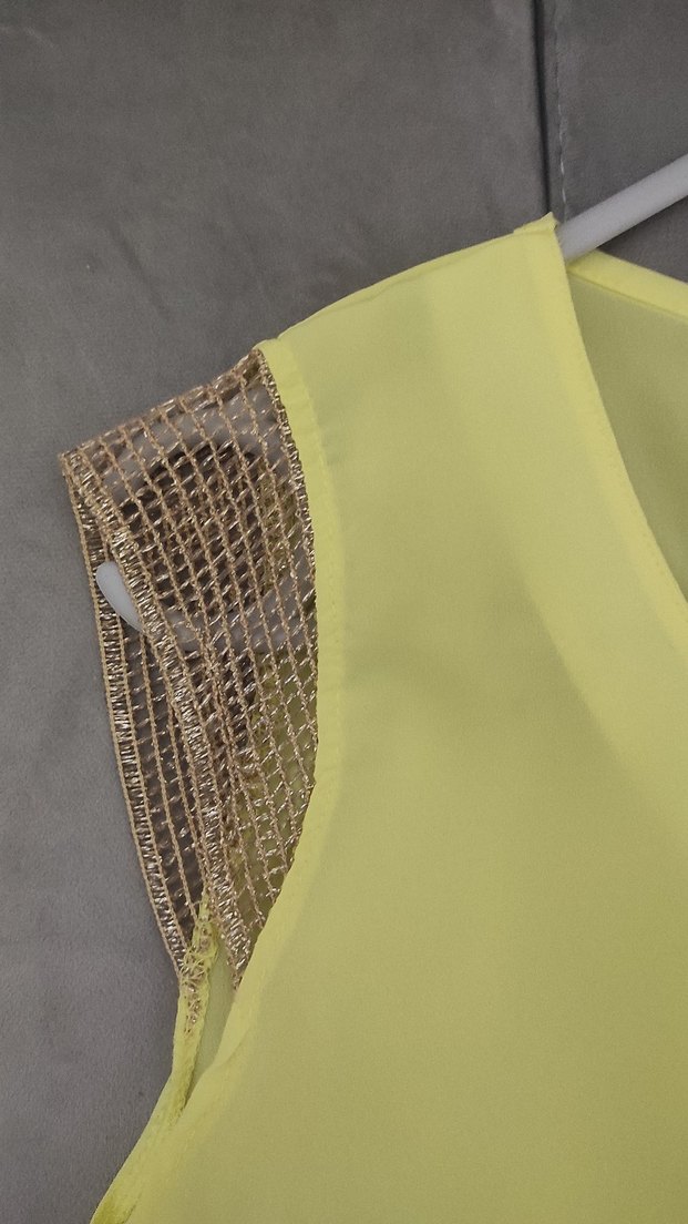 Zincir Detaylı Sarı V Yaka Kolsuz Bluz - Görsel 4