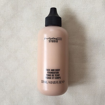 universal Beden ten rengi Renk mac face & body fondöten