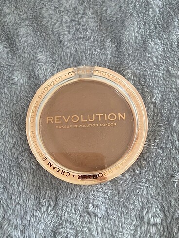 Revolution krem bronzer