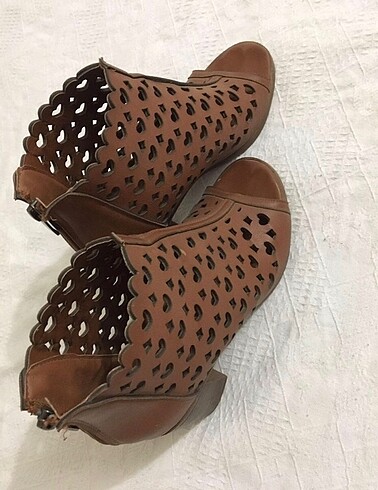 Kahverengi topuklu sandalet