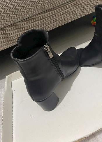 38 Beden Siyah Deri Tokalı Kadın Bot
