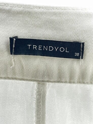 38 Beden beyaz Renk Trendyol & Milla Mini Şort %70 İndirimli.