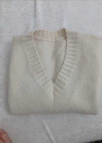 V Yaka kırık beyaz krem tonunda  Triko Süveter - Görsel 2