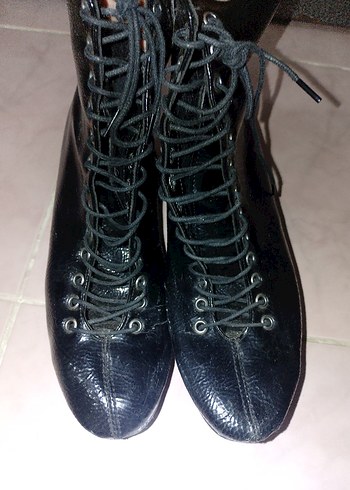 Siyah Deri Bağcıklı Gotik Stiletto Bot