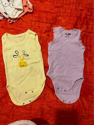 Kız bebek çıtçıtlı body 6 ay lila sarı. Biri sıfır diğeri bir ke
