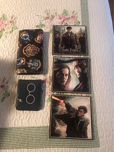 İki tane Harry potter cüzdan ve resimleri