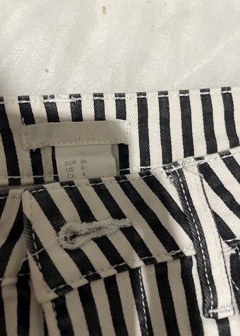 H&M Çizgili Pilili Mini Kadın Şort