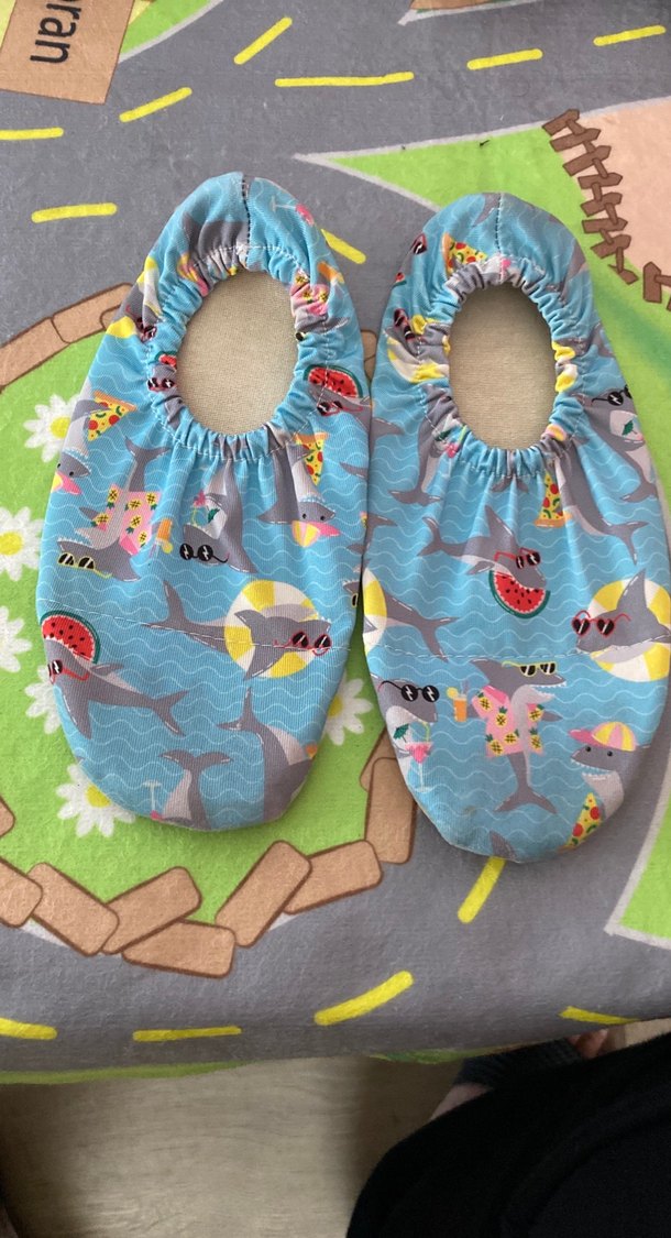 Renkli Çocuk deniz veya havuzda kullanılan bir ürün - Görsel 2