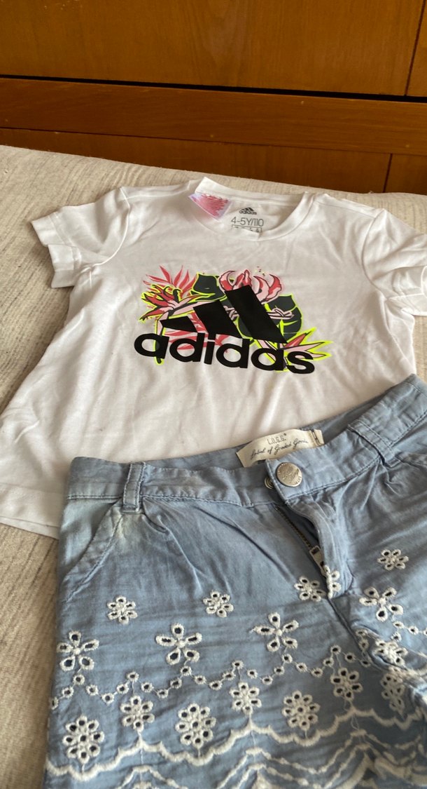 Beyaz Baskılı Adidas Kız Tişörtü ve şortu takım olarak satılıyor - Görsel 2