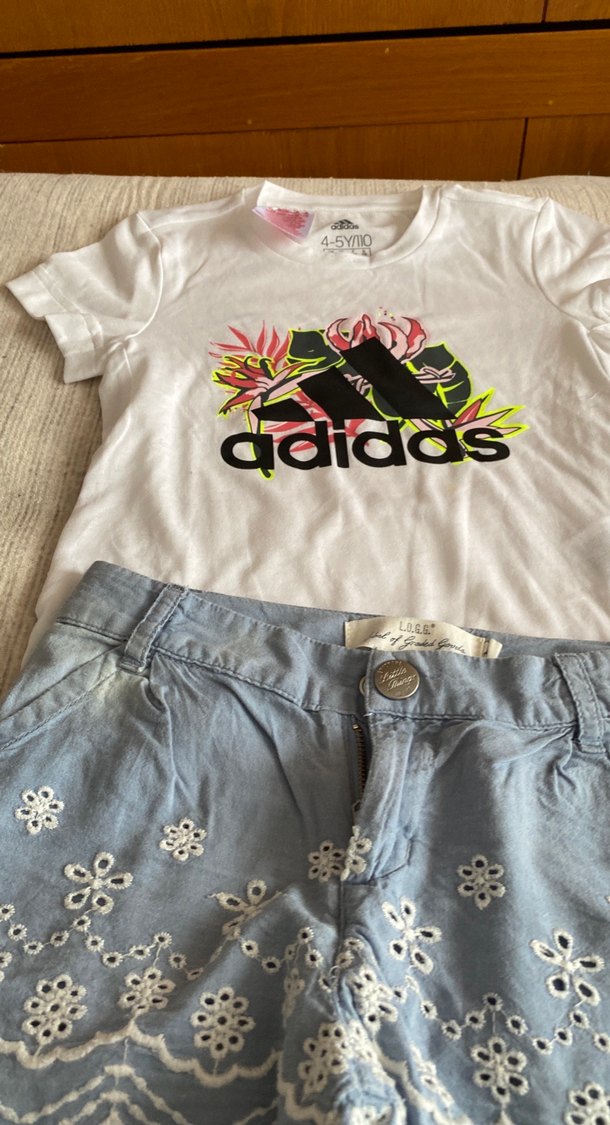 Beyaz Baskılı Adidas Kız Tişörtü ve şortu takım olarak satılıyor - Görsel 3