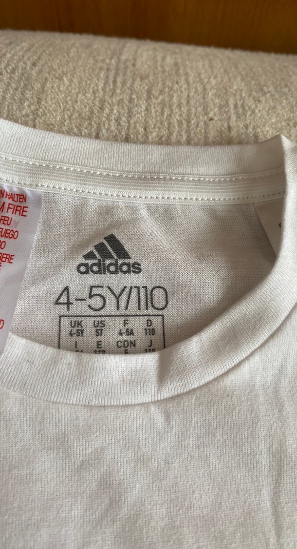 Beyaz Baskılı Adidas Kız Tişörtü ve şortu takım olarak satılıyor - Görsel 5