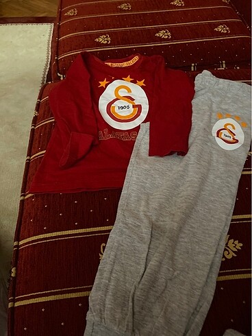 Erkek veya kız çocuk fark etmez taraftar pijama takımı yaşları 4