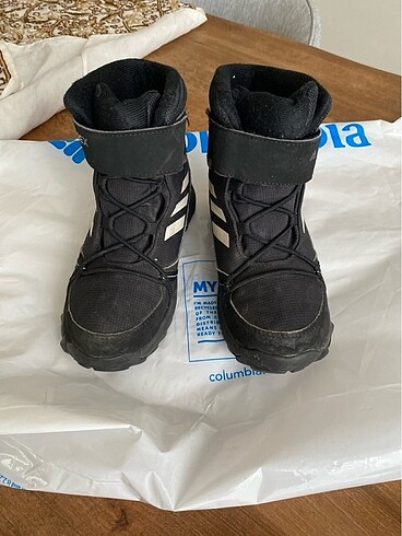 Adidas Temiz kullanılmış kız erkek çocuk rahatlıkla kullanılabilir