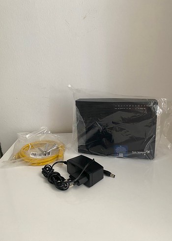 Siyah Modem Seti ve Sarı Ethernet Kablosu