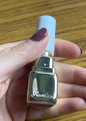 Guerlain Kiss Kiss Parlak Kırmızı Ruj 139 - Görsel 3