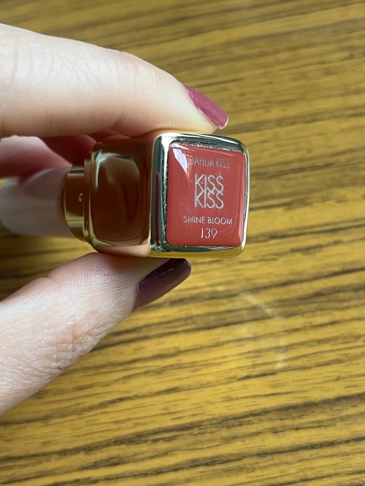 Guerlain Kiss Kiss Parlak Kırmızı Ruj 139 - Görsel 2