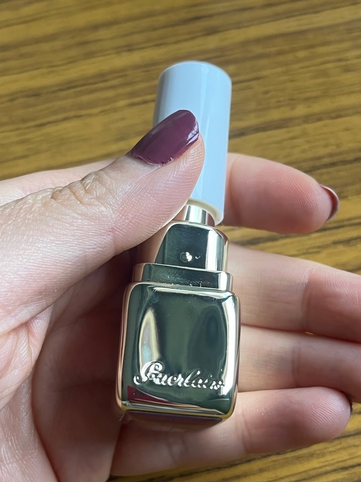 Guerlain Kiss Kiss Parlak Kırmızı Ruj 139 - Görsel 3