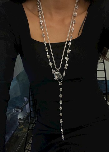 Gri Salkım Yaprak Desenli Uzun Zincirli Gotik Kolye