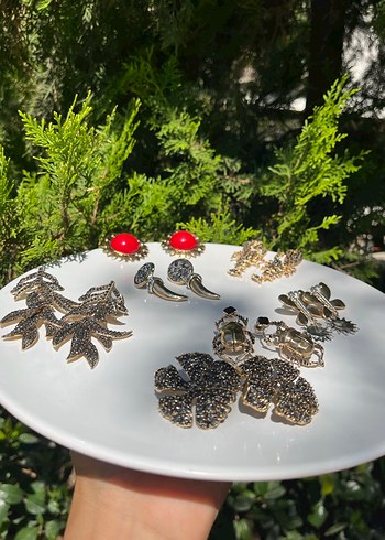 Zara Taşlı Özenli İşleme Siyah çiçek Küpe