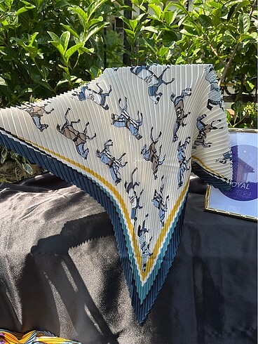 Fular canlı saten 70*70