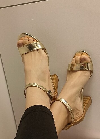 Gold stiletto topuklu ayakkabı 