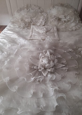 İşlemeli Parlak Beyaz Yatak Örtüsü - Görsel 2