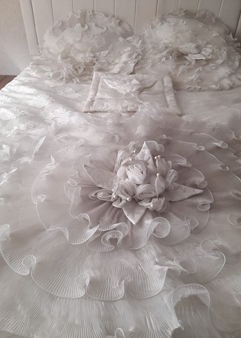 İşlemeli Parlak Beyaz Yatak Örtüsü - Görsel 3