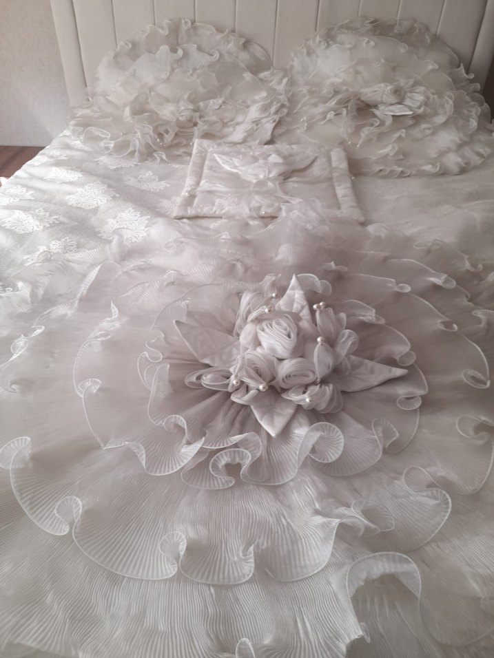 İşlemeli Parlak Beyaz Yatak Örtüsü - Görsel 3
