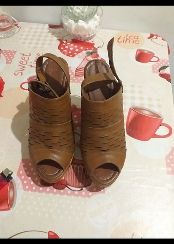Kahverengi Deri Dolgu Topuklu Sandalet