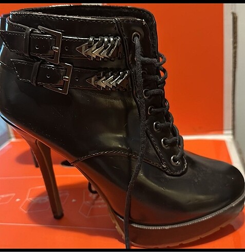 Bershka bershka suni deri parlak siyah bootie