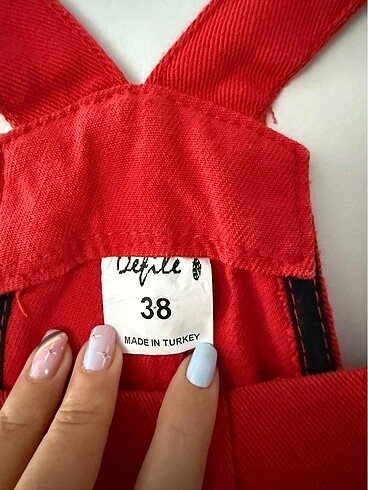kirmizi salopet - Görsel 2