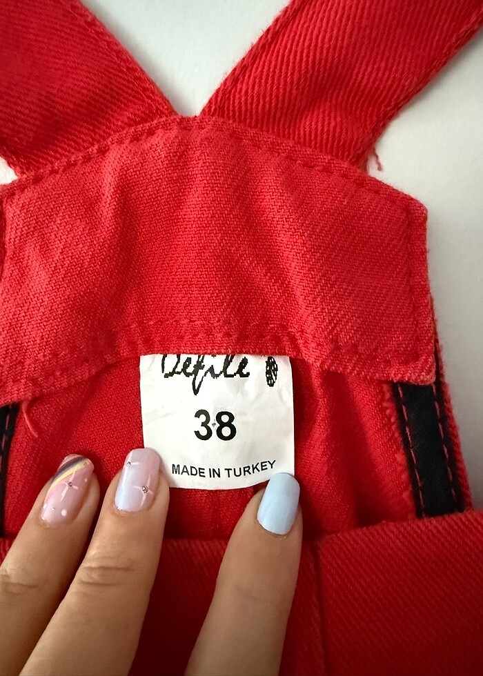 kirmizi salopet - Görsel 2