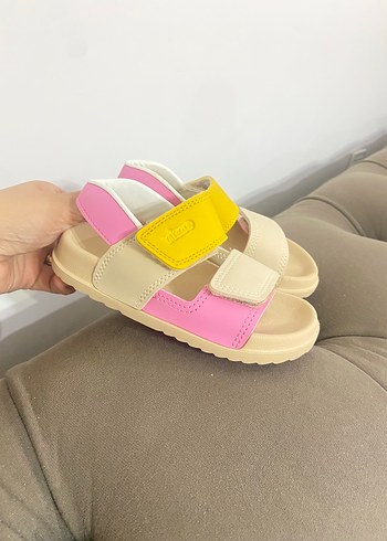 26 Beden sarı Renk Vicco sandalet 26 numara