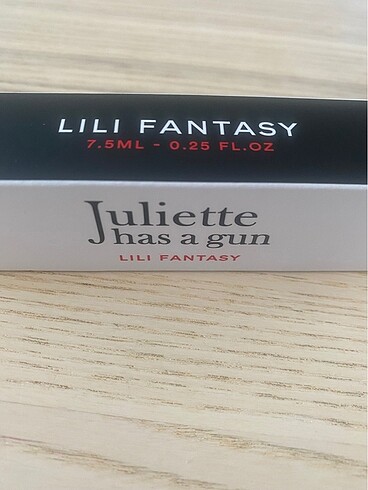Juliette has a gun lili fantasy 7,5 ml parfüm.