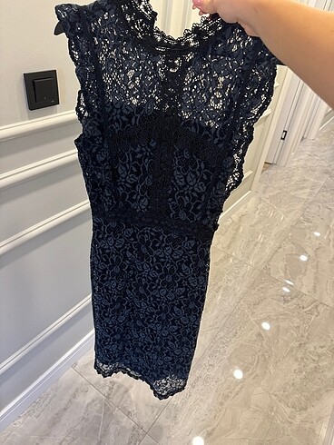 Zara Dantelli Diz Alti Kolsuz Elbise - Görsel 2