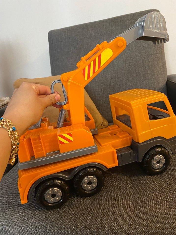 Gri ve Turuncu Oyuncak Kepçe Kamyon - Görsel 3