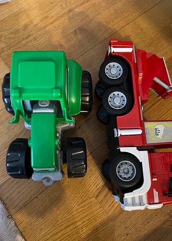 Yeşil Renkli Oyuncak Traktör ve Kırmızı Kamyon - Görsel 2