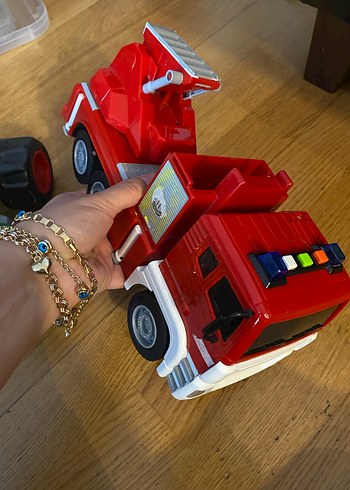 Yeşil Renkli Oyuncak Traktör ve Kırmızı Kamyon - Görsel 8