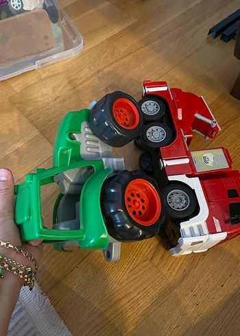 Yeşil Renkli Oyuncak Traktör ve Kırmızı Kamyon - Görsel 4