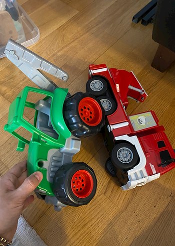 Yeşil Renkli Oyuncak Traktör ve Kırmızı Kamyon - Görsel 3