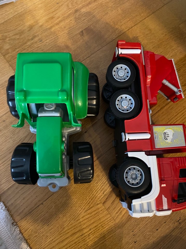 Yeşil Renkli Oyuncak Traktör ve Kırmızı Kamyon - Görsel 2