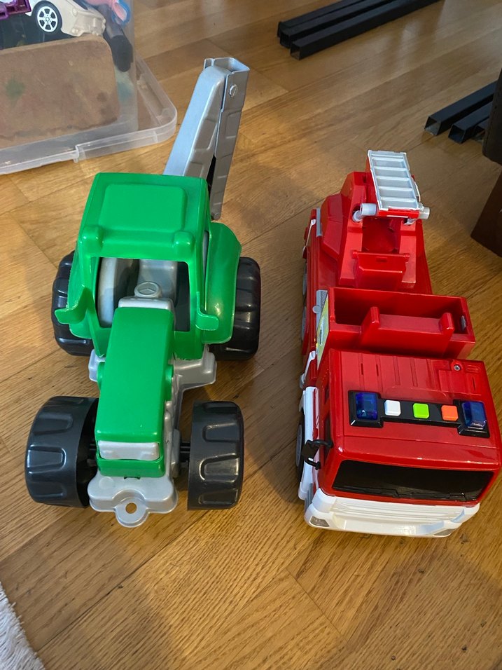 Yeşil Renkli Oyuncak Traktör ve Kırmızı Kamyon - Görsel 5