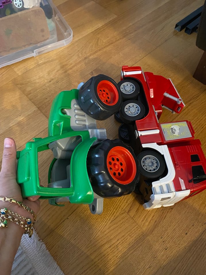 Yeşil Renkli Oyuncak Traktör ve Kırmızı Kamyon - Görsel 4